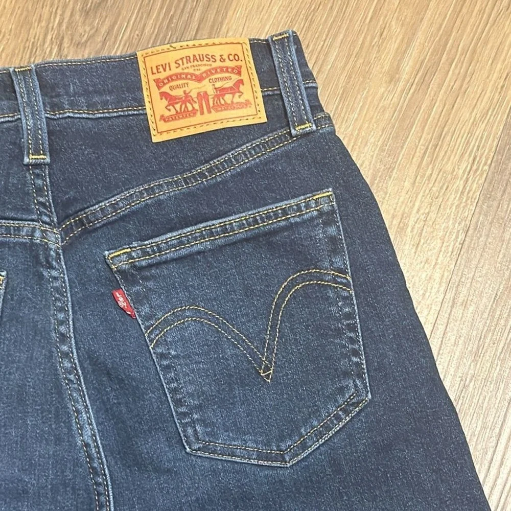 Levi's high waisted mom jean dark wash denim jeans size 27‎